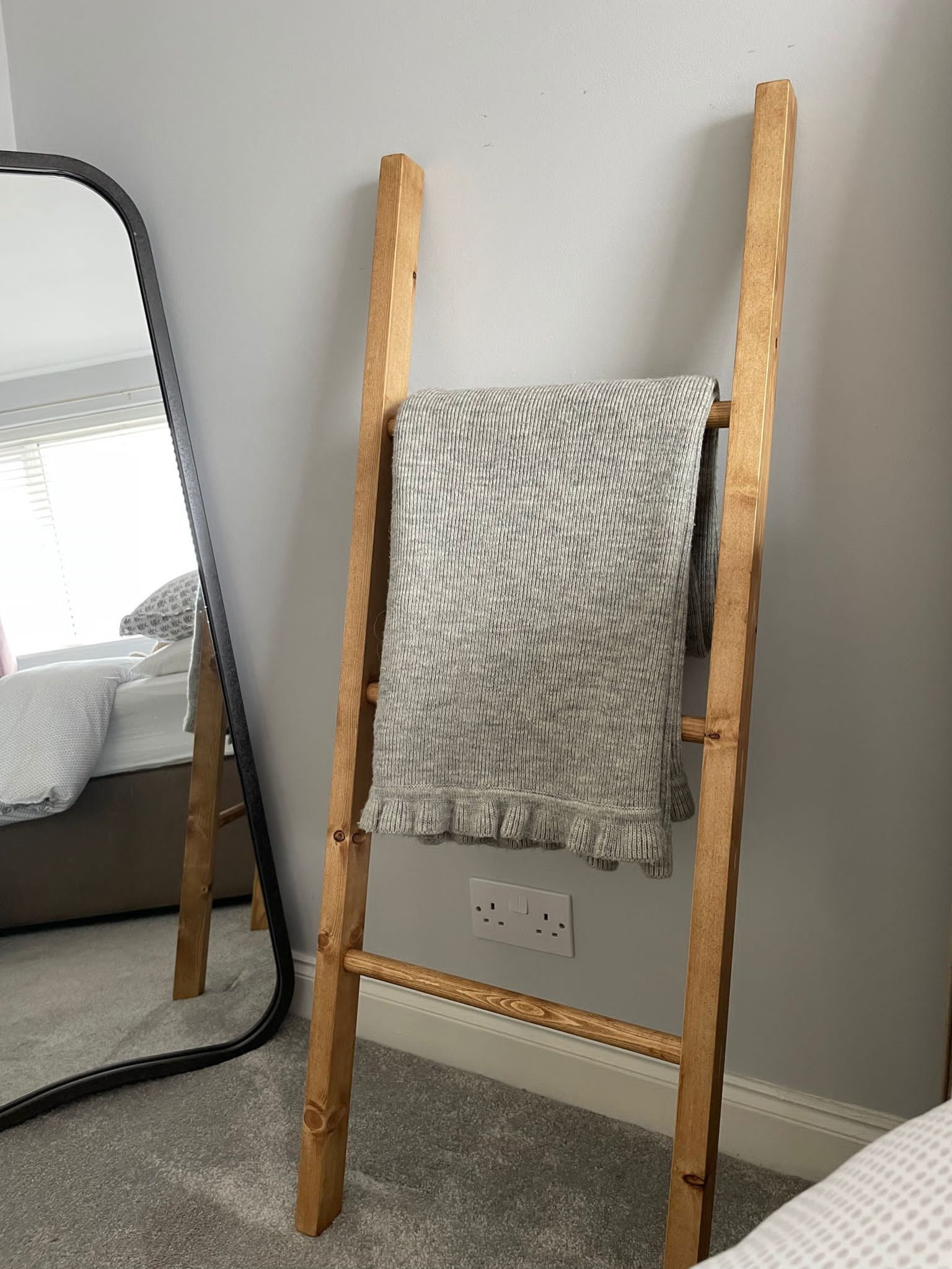 Wooden towel outlet ladder