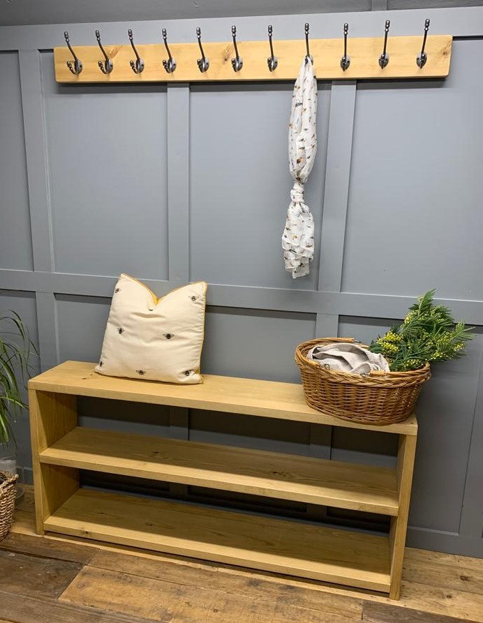 Bench with store hanging hooks